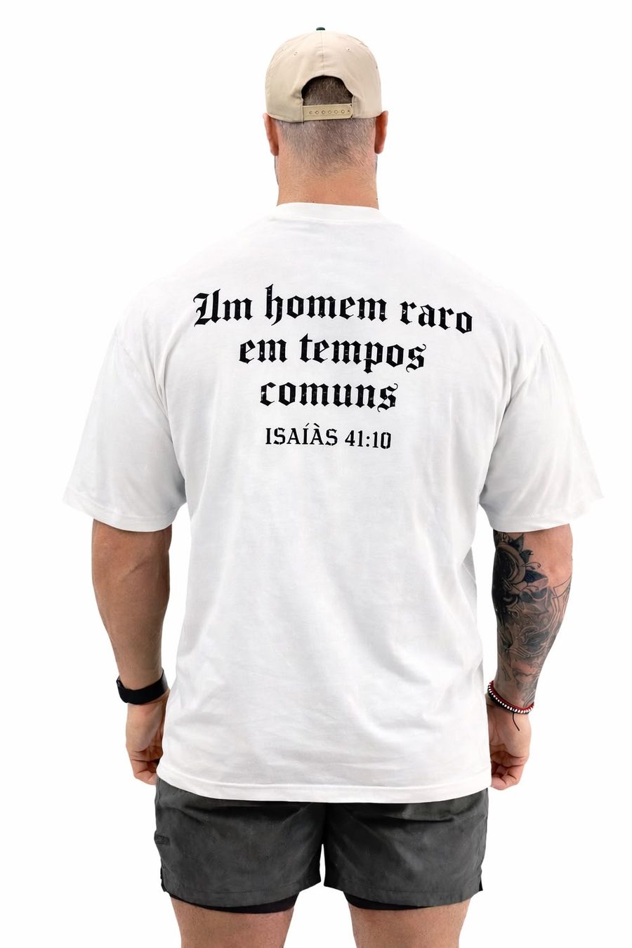 Camiseta off-white com estampa 'Um homem raro em tempos comuns' nas costas