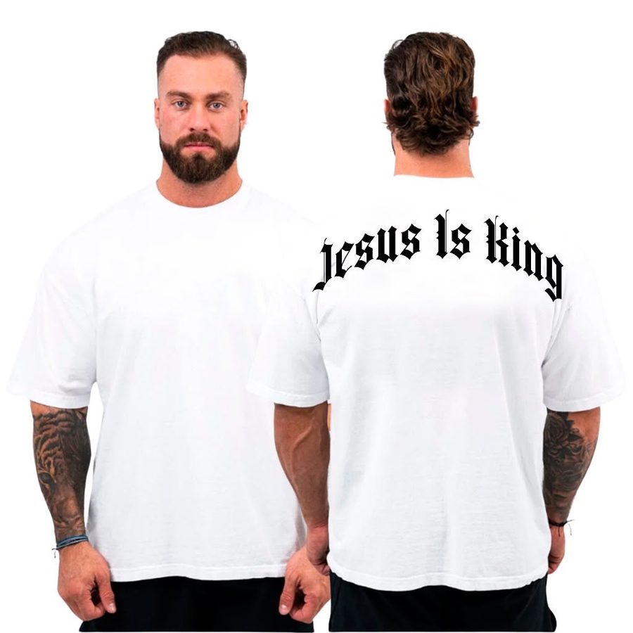 Cliente vestindo camiseta off-white Jesus Is King