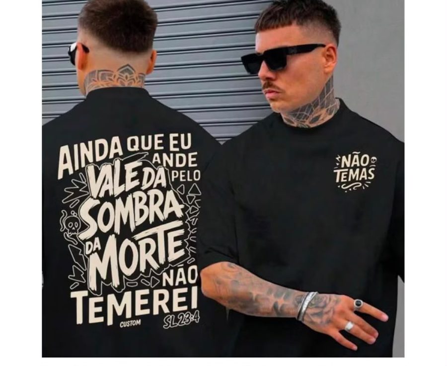 Cliente vestindo camiseta cinza Vale da Sombra da Morte