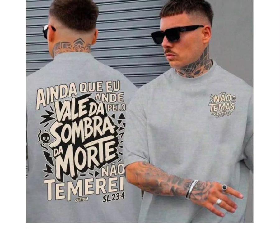 Camiseta cinza com estampa ilustrada 'Vale da Sombra da Morte'