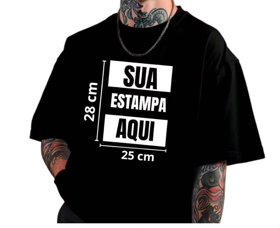 Close-up da área de estampa personalizada na camiseta preta