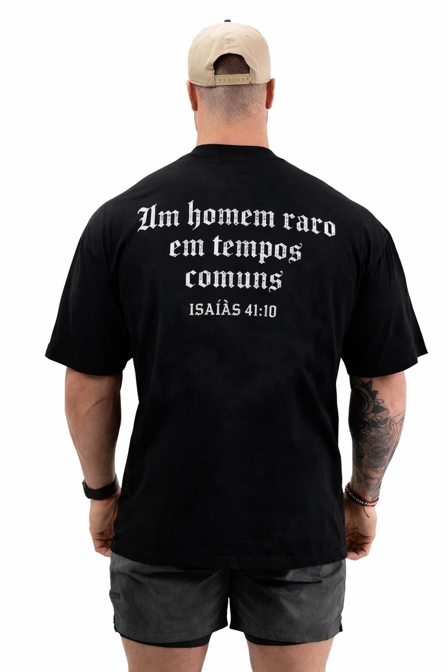 Camiseta preta com estampa 'Um homem raro em tempos comuns' nas costas
