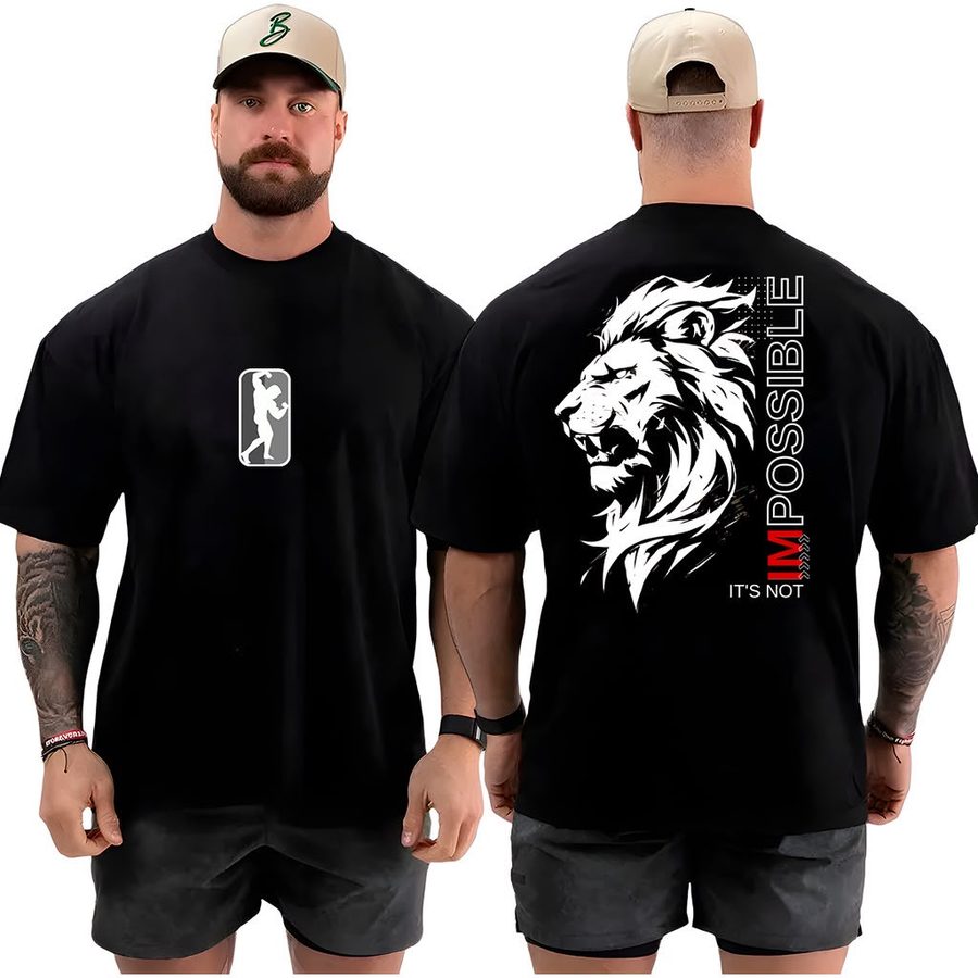 Camiseta preta com leão ilustrado nas costas e frase 'It's Not Impossible'