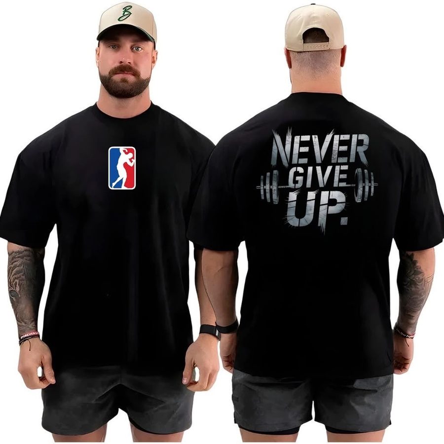 Camiseta preta com logo no peito e 'Never Give Up' nas costas